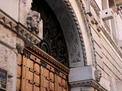 Il portale d�ingresso presenta un decoratissimo arco a tutto sesto  poggiato su due colonnine con teste di guerrieri